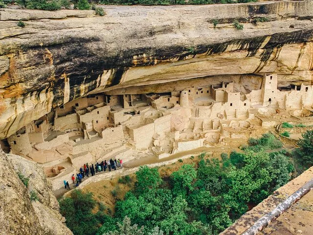 Erhöhte Ansicht der antiken Felsenbehausungen im Cliff Palace.