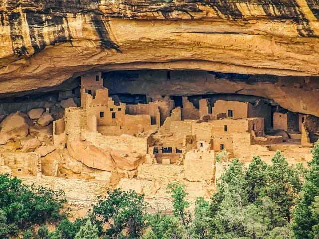 El magnífico y antiguo asentamiento de Cliff Palace rodeado de vegetación.