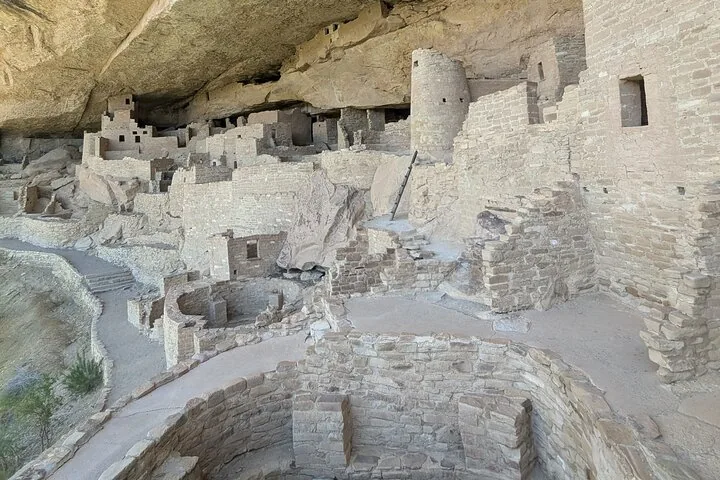 Ein weiter Blick auf faszinierende, in den Fels gehauene antike Behausungen.